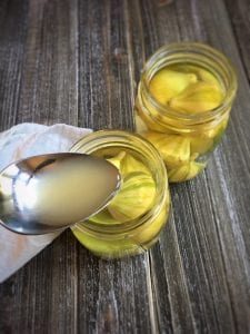 Adding unpasteurized 'mother' vinegar to a fresh batch